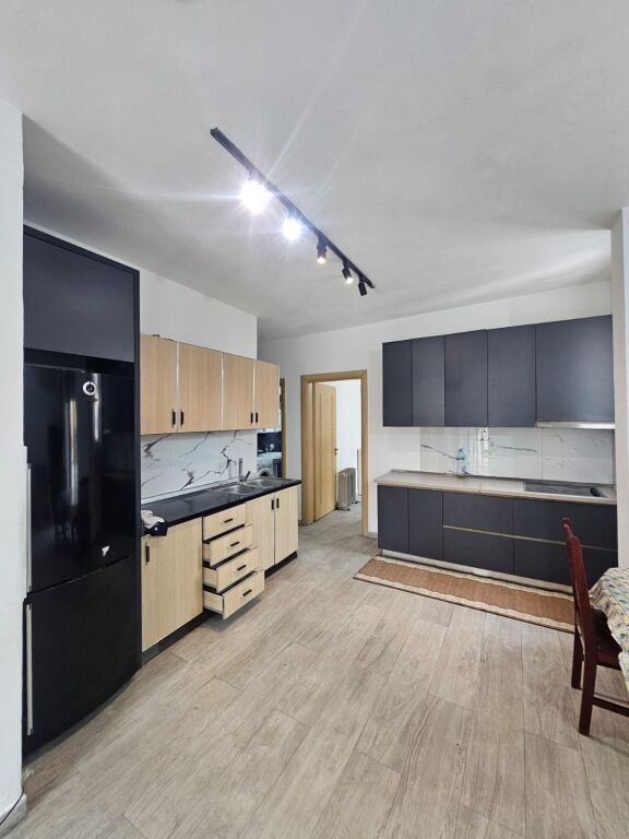 JEPET ME QERA APARTAMENT 2+1 + VERANDË PRANE KOPSHTIT IVINA