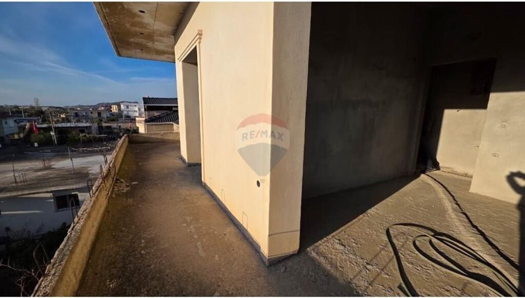 🏡 Vilë 3-katëshe për Shitje – Lagjia 24 Maji, Vlorë