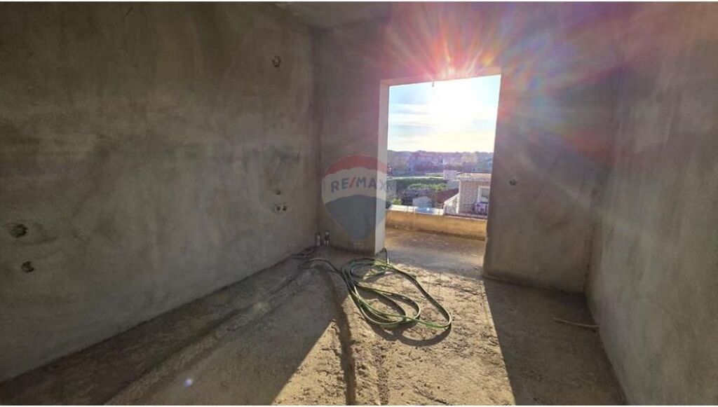 🏡 Vilë 3-katëshe për Shitje – Lagjia 24 Maji, Vlorë