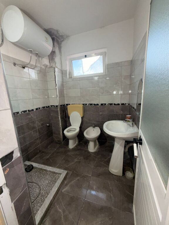 SHITET 2+1 ME BALLKON SPITALI DURRES