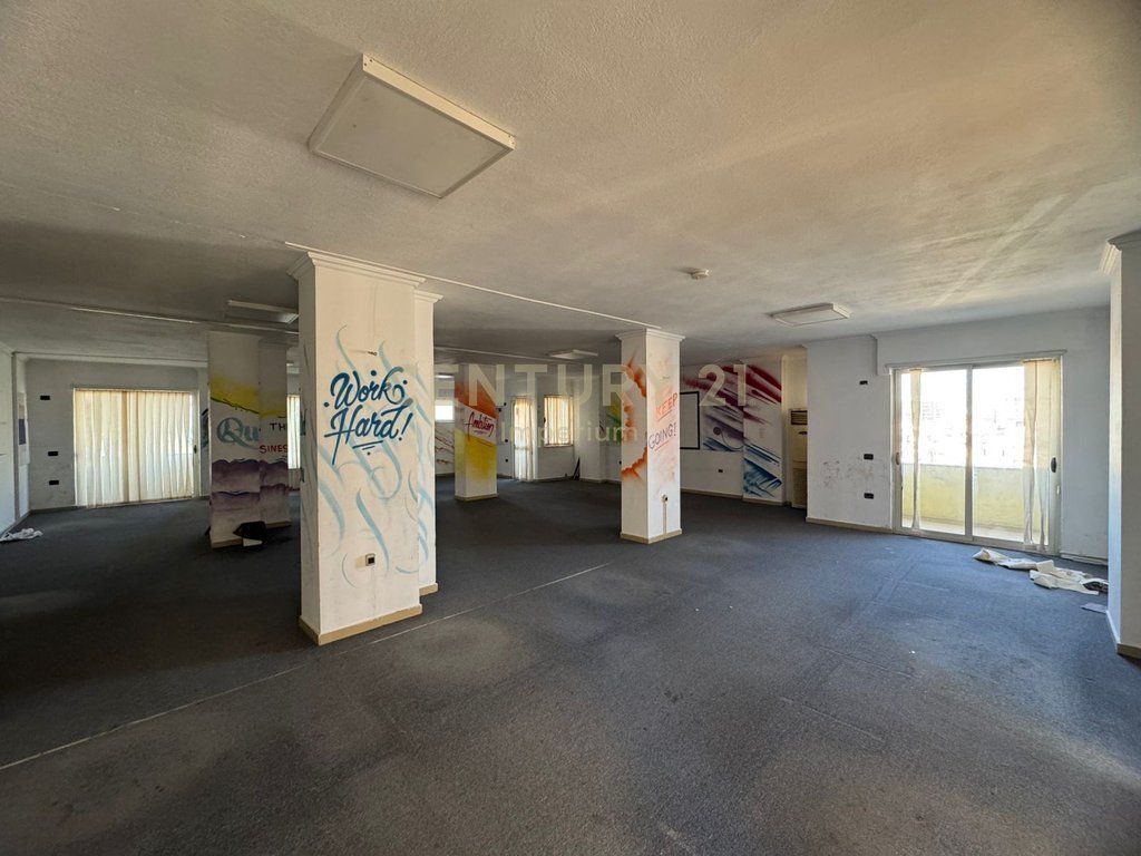 Ambient Open Space 585 m² për Qira – Globe