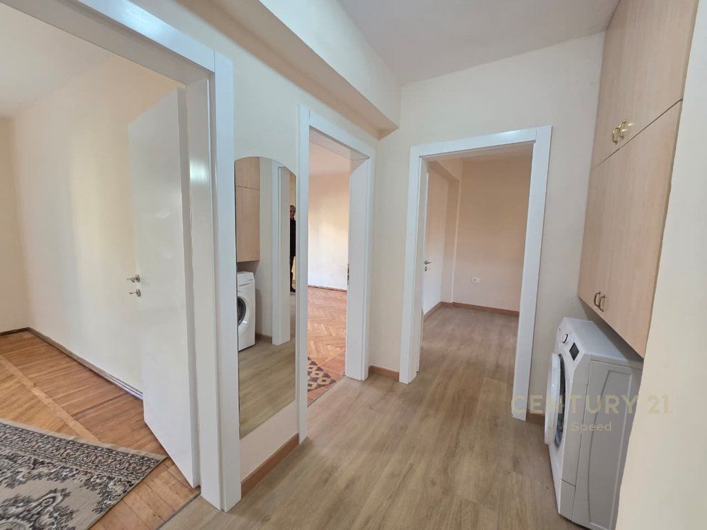 Locale in affitto per uffici a Pazari i Ri!