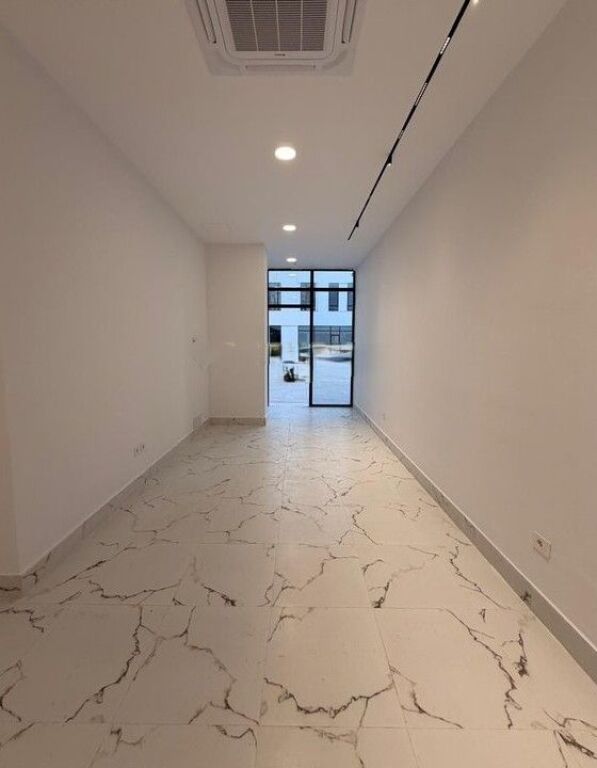 Shitet Njesi Biznesi shume prane Sheshit Skënderbej (Qendër), Rruga Mine Peza