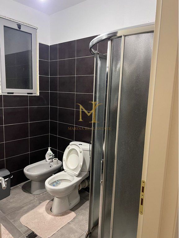 SHITET APARTAMENT 2+1+2 TUALETE DHE 2 BALLKONE TEK ISH URT NE DURRES !