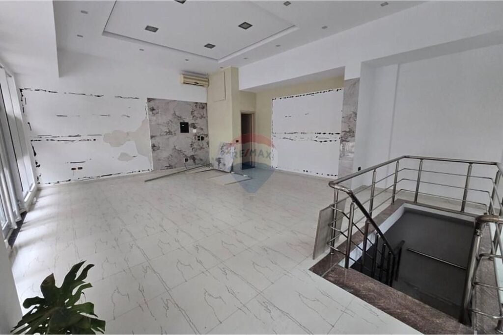🏪 Dyqan – Për Shitje |  Vlorë 📍 Pas Conad | Sheshi Isa Boletini