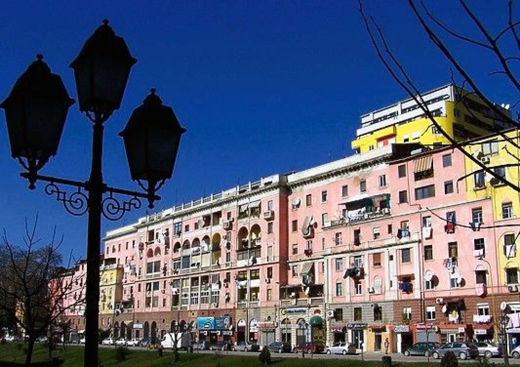 Locale commerciale in affitto in via Bardhok Biba