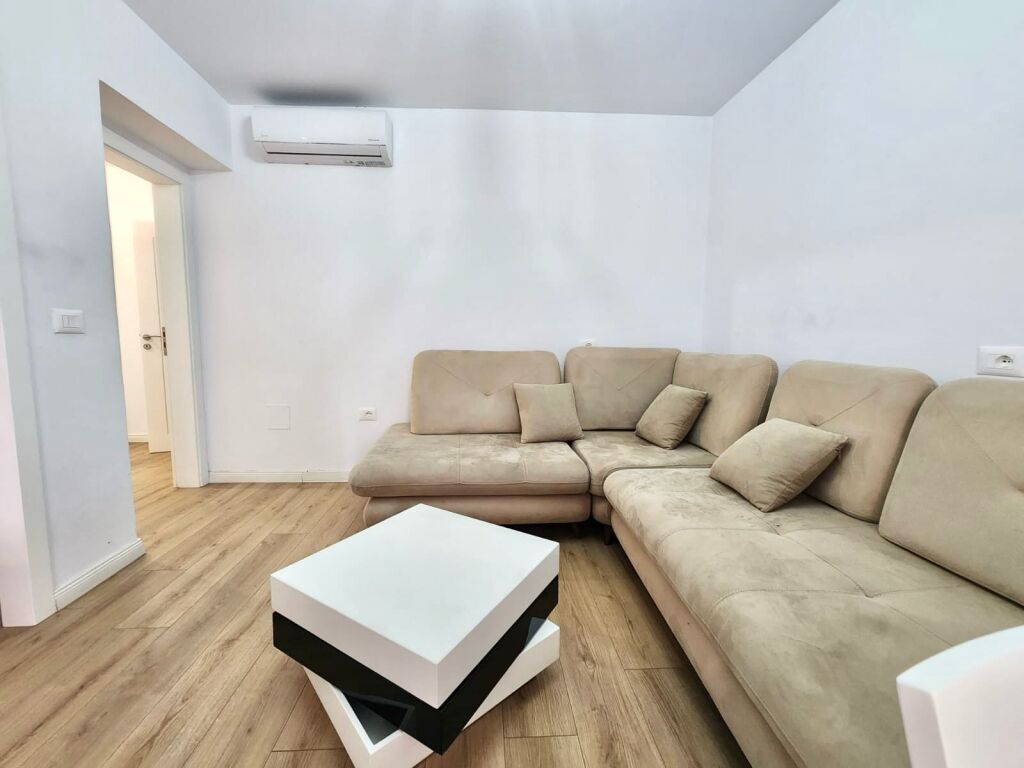 ffittasi Moderno Appartamento 2+1! 🔑 📍 Posizione: Via dei Kosovari (Zona Petro Nini / Lago) 💰 Prezzo: 600 Euro/mese