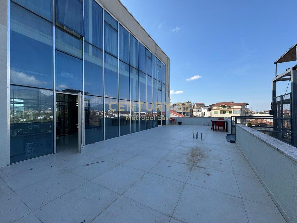 JEPET ME QIRA AMBJENT KOMERCIAL+VERANDE PANORAMIKE+ 2 VENDE PARKIMI NE ZONEN E SAUKUT