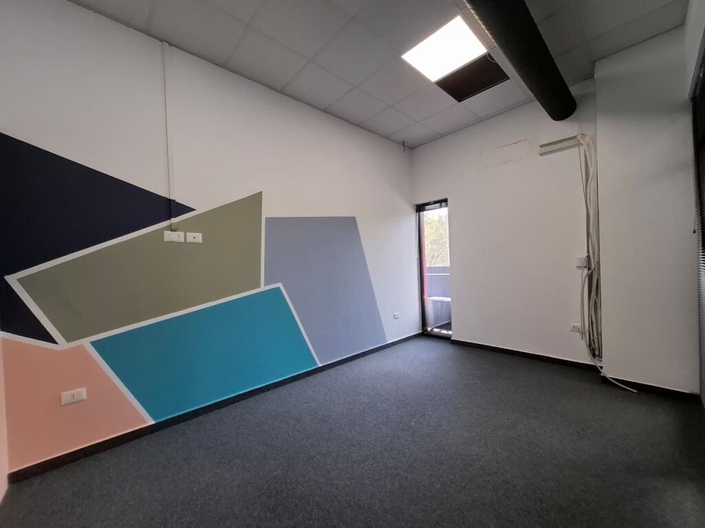 Affittasi Ufficio Premium – Complesso Arlis / Farmacia 10 📍 Posizione: Vista sulla strada principale (Vicino a QSUT e Facoltà di Medicina) 💰 Prezzo: 2.200 Euro/mese