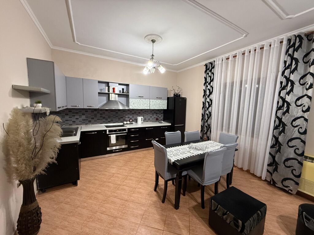 📣 AFFITTO Appartamento 2+1 con Parcheggio 📍 Vicino a Casa Italia ✨   🏠 Parte di Villa 🪜 Piano 1  🛋️ Arredato con Condizioni Moderne   💶 Prezzo 50.000 Leke al Mese