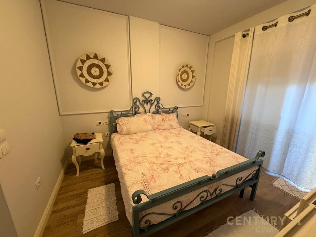 Apartament 2+1 me oborr për shitje në Gjirin e Lalezit!