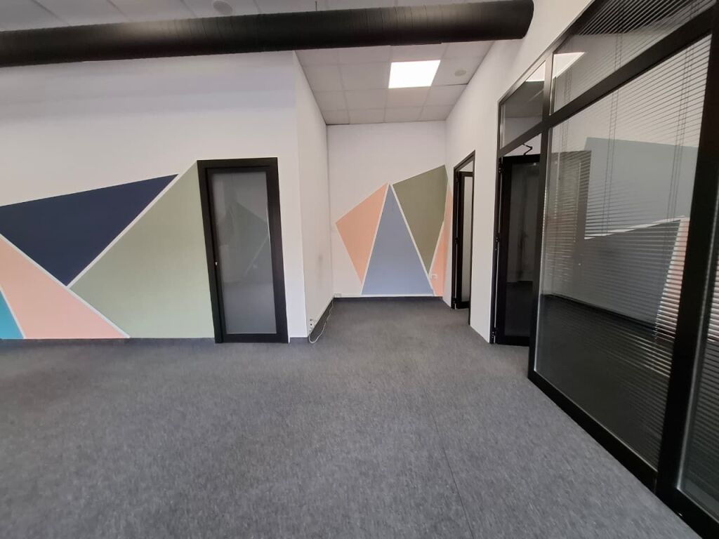 Affittasi Ufficio Premium – Complesso Arlis / Farmacia 10 📍 Posizione: Vista sulla strada principale (Vicino a QSUT e Facoltà di Medicina) 💰 Prezzo: 2.200 Euro/mese