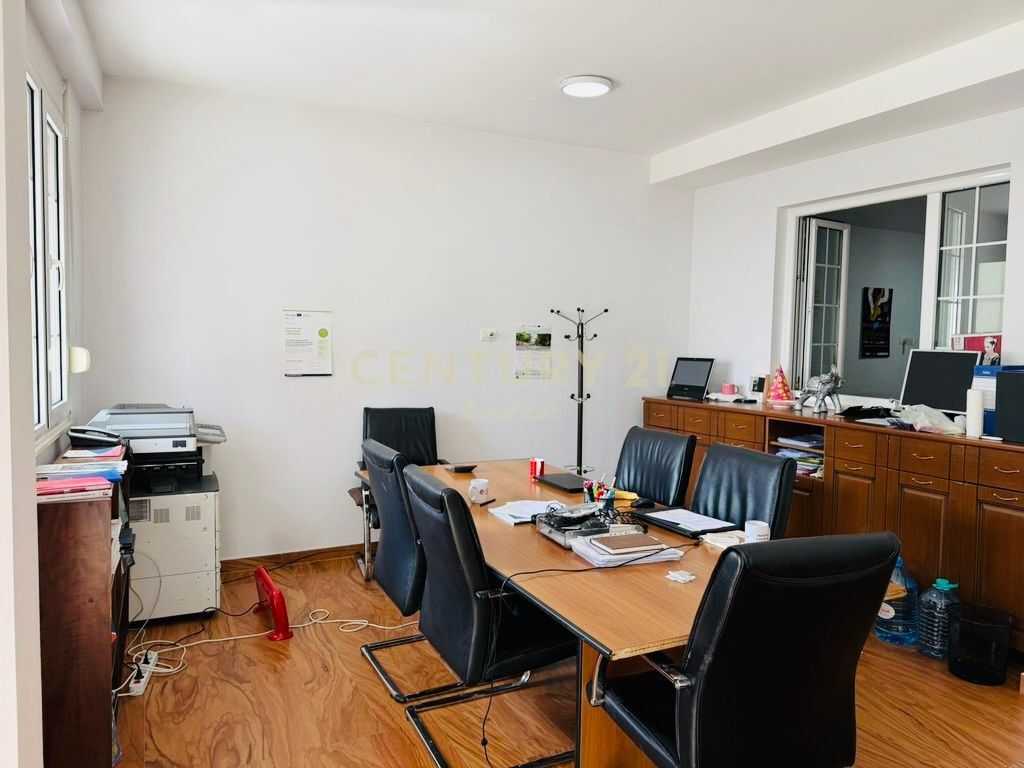 Zyre Me Qira tek Tregu Cam