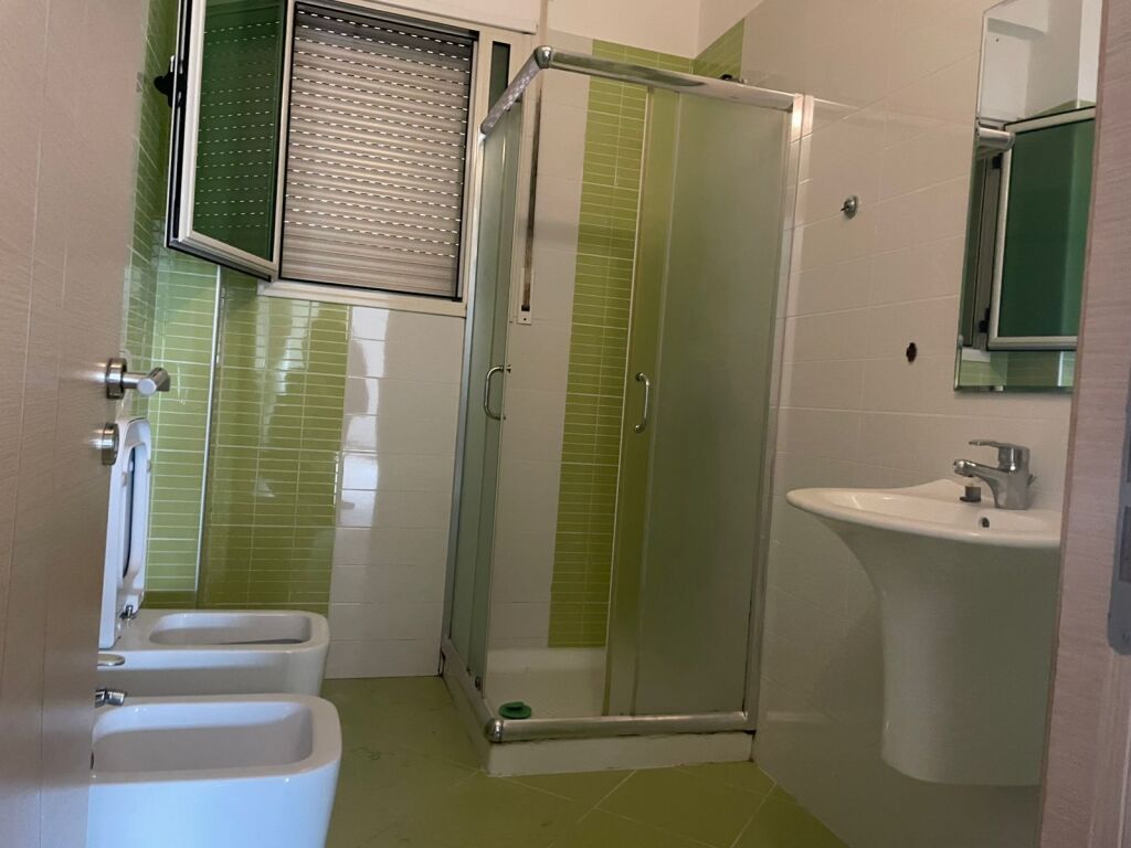 🏡 APARTAMENT 3+1 ME QIRA – PRANË PARKUT AULONA, VLORË