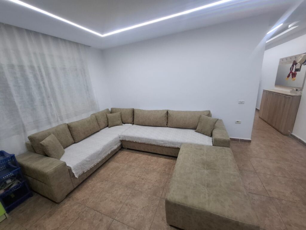 Jepet me Qera Apartament 1+1 Tek Shkembi i kavajes