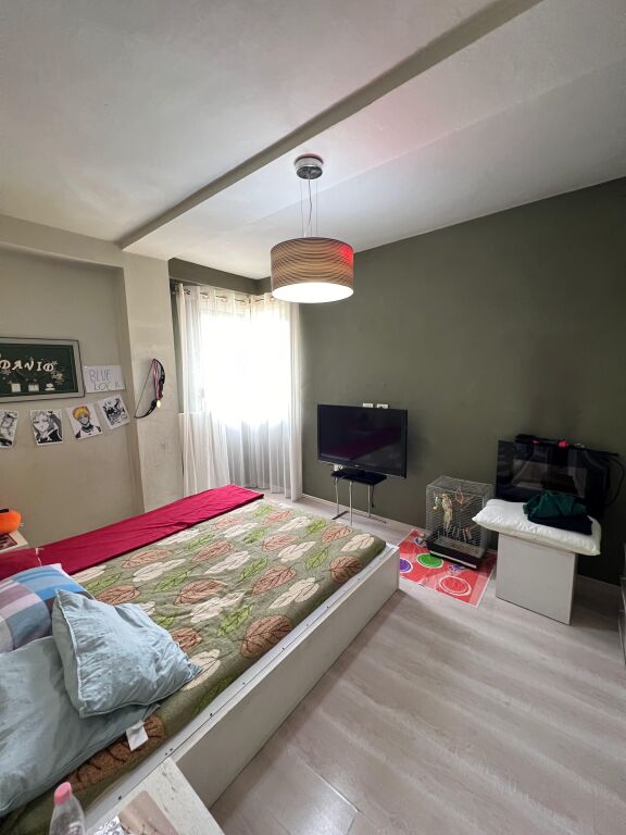 Apartament 2+1+2 ne shitje, Libri Universitar.