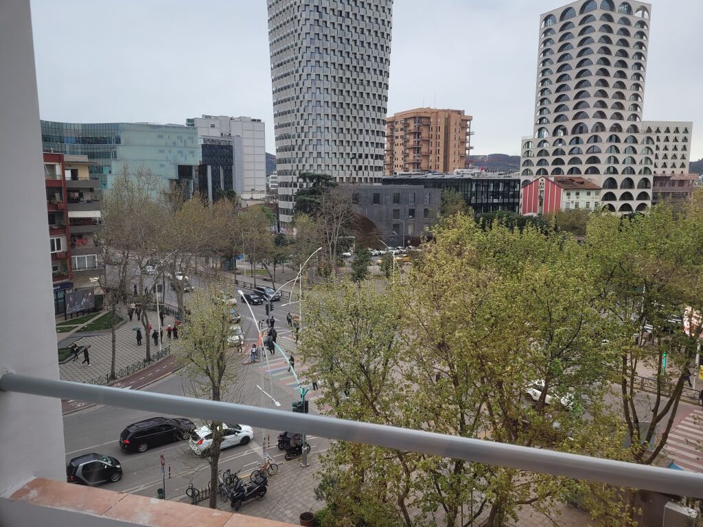 APPARTAMENTO /UFFICIO o residenza 3 più 1 più 3 in Piazza Skenderbej