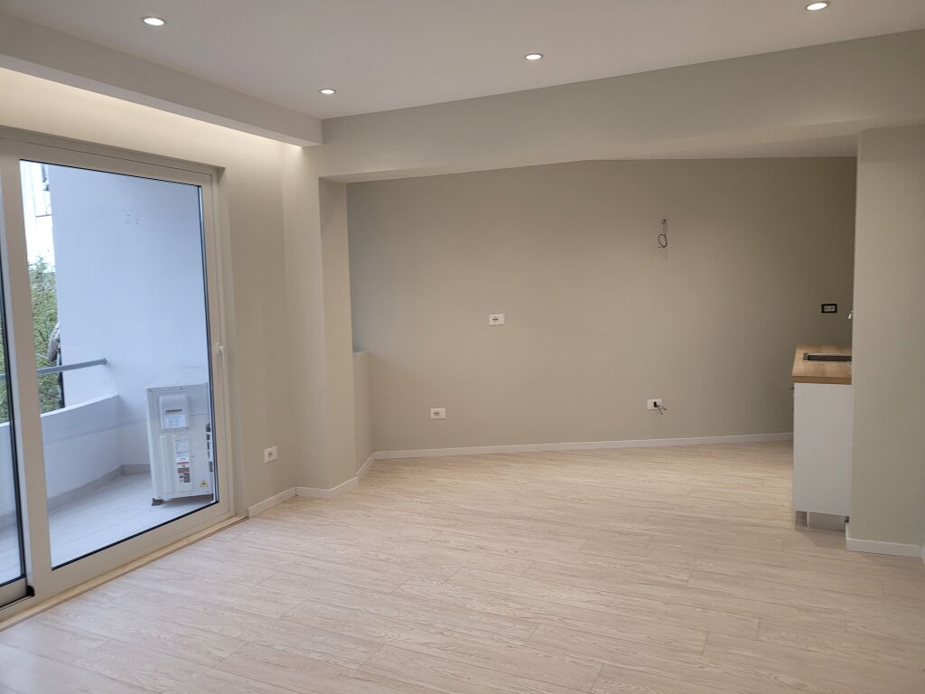 APPARTAMENTO /UFFICIO o residenza 3 più 1 più 3 in Piazza Skenderbej