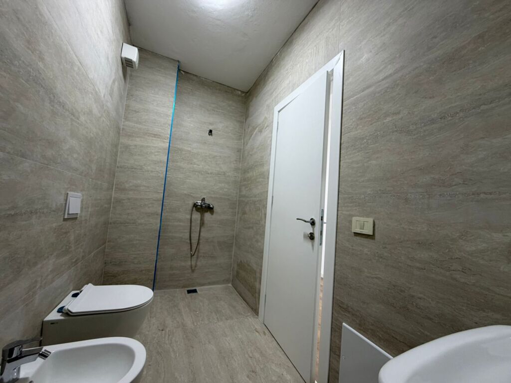 🔑 Affittasi ambiente 1+1 – Ideale per uffici o clinica vicino a Piazza Skënderbej