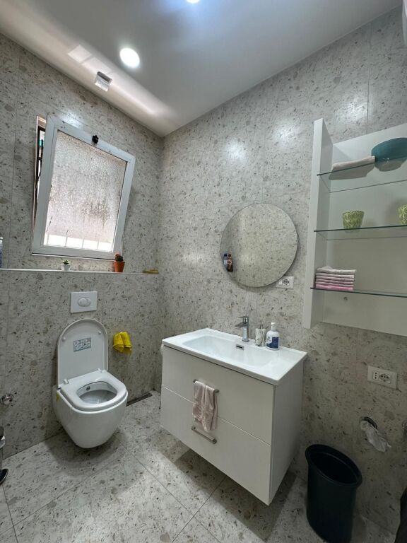 KLINIKE DENTARE ME QIRA_PERBALLE DELIJORGJIT_BULEVARDI BAJRAM CURRI