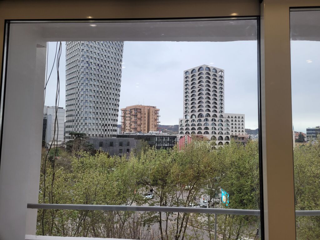 APPARTAMENTO /UFFICIO o residenza 3 più 1 più 3 in Piazza Skenderbej