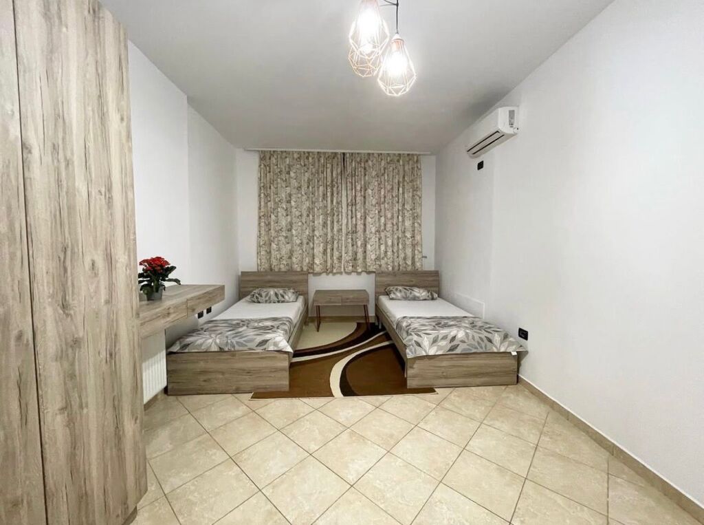 Apartament 3+1+Parking per qira tek Komuna e Parisit.