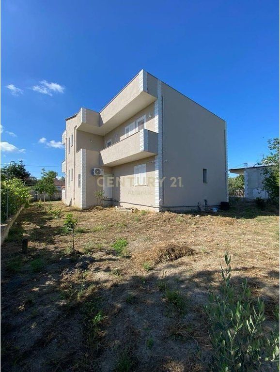 Vila dy katëshe së bashku me garazh ndodhet në Katund-Sukth, Durrës, në një zonë të qetë dhe shumë të përshtatshme për banim. Çmimi: 16,500,000 Lekë të reja  Sipërfaqe totale: 343m² Sipërfaqe trualli: 300 m² Sipërfaqe ndërtimi: 236 m² Organizimi: Kati i parë (103 m²) – Apartament 2+1 + Garazh • Dhomë ndenje me kuzhinë • 2 dhoma gjumi • 1 tualet • Garazh • Oborr i bollshëm Kati i dytë (133 m²) – Apartament 2+1 • Dhomë ndenje me kuzhinë • 2 dhoma gjumi • 1 tualet • Ballkon i madh Kati i parë totalisht i investuar dhe i mobiluar deri në detaje Lidhja mes kateve me shkallë të brendshme Zonë e qetë, larg zhurmave të qytetit Dokumentacion i rregullt hipotekor Na kontaktoni për më shumë informacion ose për një vizitë në pronë