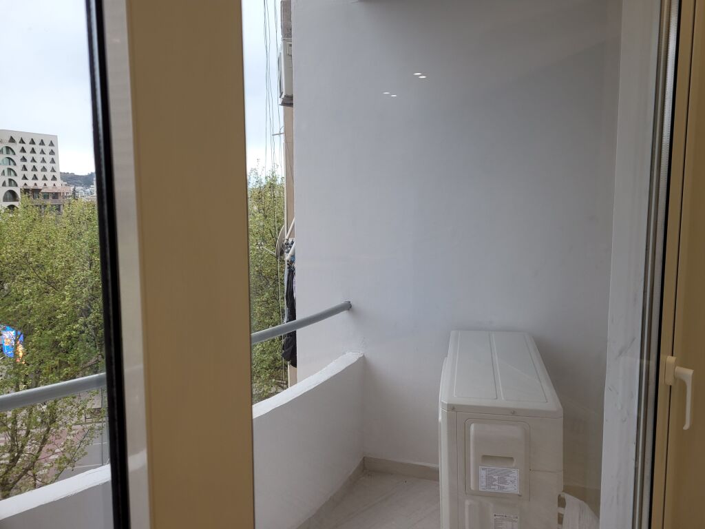 APPARTAMENTO /UFFICIO o residenza 3 più 1 più 3 in Piazza Skenderbej