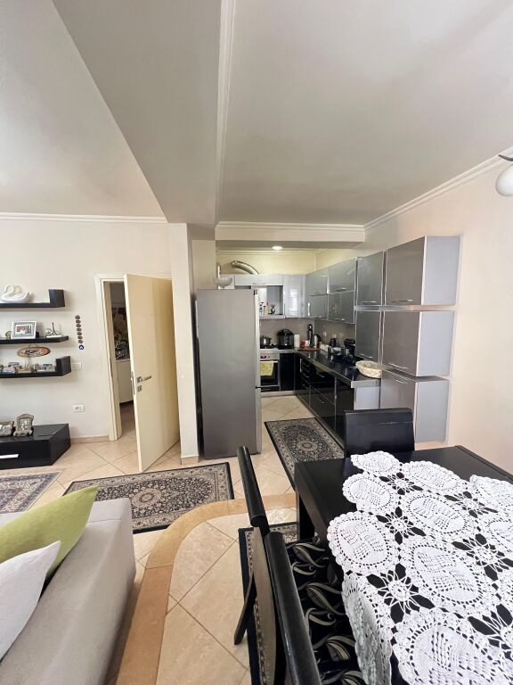 Apartament 2+1+2 ne shitje, Libri Universitar.