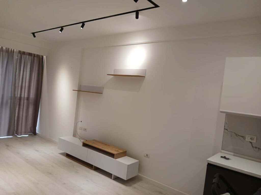 Appartamento 1+1, Astir!