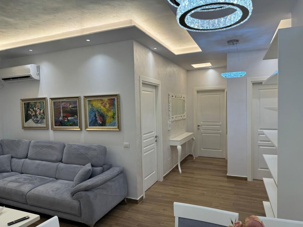 Affittasi: Moderno Appartamento 2+1 @ Residenza Golden Park 📍 Posizione: Di fronte all'Ospedale Americano 3 (Via Bedri Karapici) 💰 Prezzo: 60.000 Lek/mese