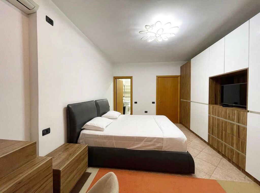 Apartament 3+1+Parking per qira tek Komuna e Parisit.