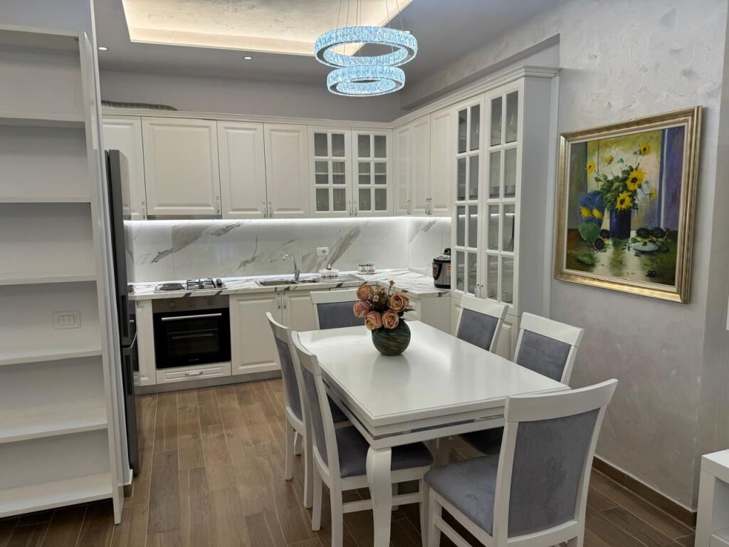 Affittasi: Moderno Appartamento 2+1 @ Residenza Golden Park 📍 Posizione: Di fronte all'Ospedale Americano 3 (Via Bedri Karapici) 💰 Prezzo: 60.000 Lek/mese