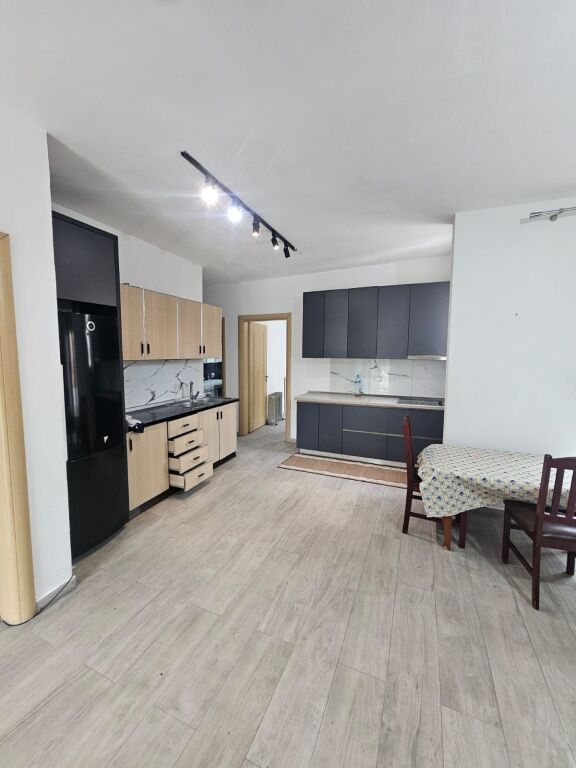 JEPET ME QERA APARTAMENT 2+1 + VERANDË PRANE KOPSHTIT IVINA