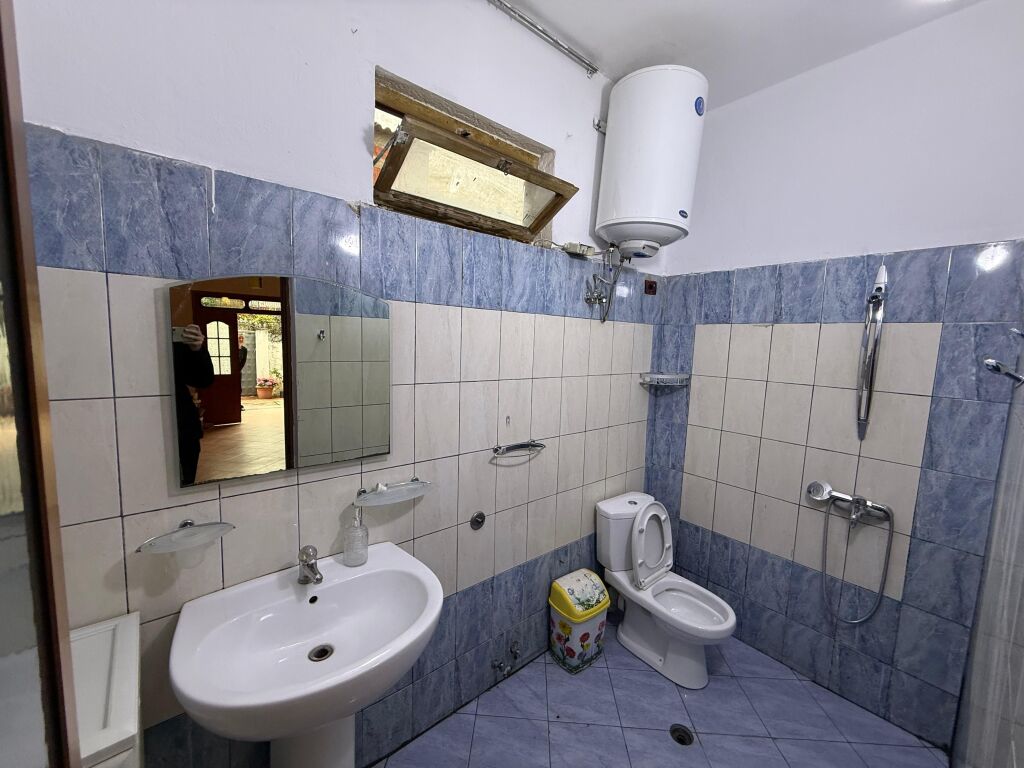 📣 AFFITTO Appartamento 2+1 con Parcheggio 📍 Vicino a Casa Italia ✨   🏠 Parte di Villa 🪜 Piano 1  🛋️ Arredato con Condizioni Moderne   💶 Prezzo 50.000 Leke al Mese