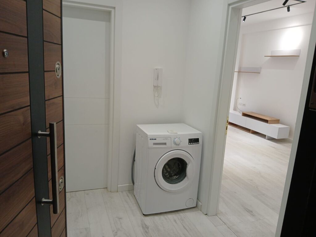 Appartamento 1+1, Astir!