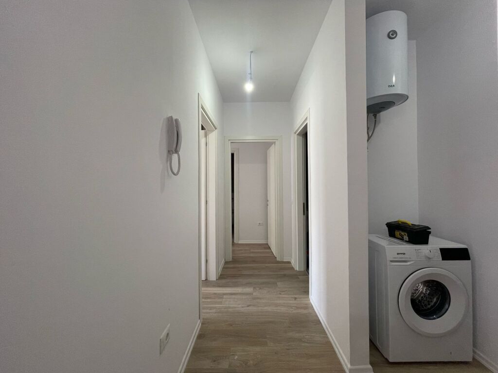 Affittasi 2+1 – Univers City (dietro Coca-Cola) 📐 94 m² | 🏢 7° piano (con ascensore) 🛋 2 camere da letto, soggiorno + cucina, 2 bagni  50.000 lek (con parcheggio) 45.000 lek (senza parcheggio)