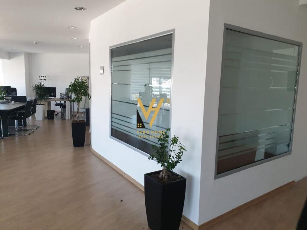 JEPET ZYRE 139 M2 ME QERA TE RRUGA E ELBASANIT 3.800 EURO