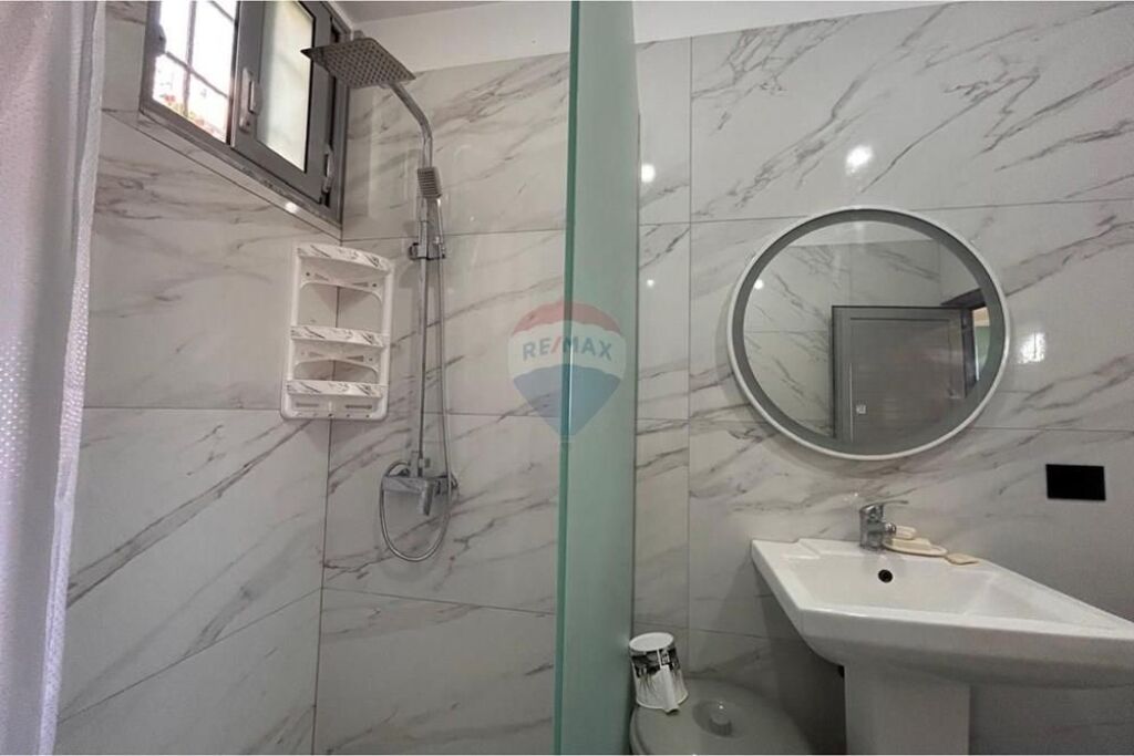 🏡 APARTAMENT 1+1 ME QIRA – ZONA E CENTRALES, VLORË