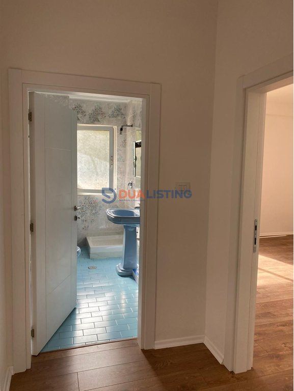 Jepet me qira apartament per zyra, ngjitur me Ambasaden Amerikane