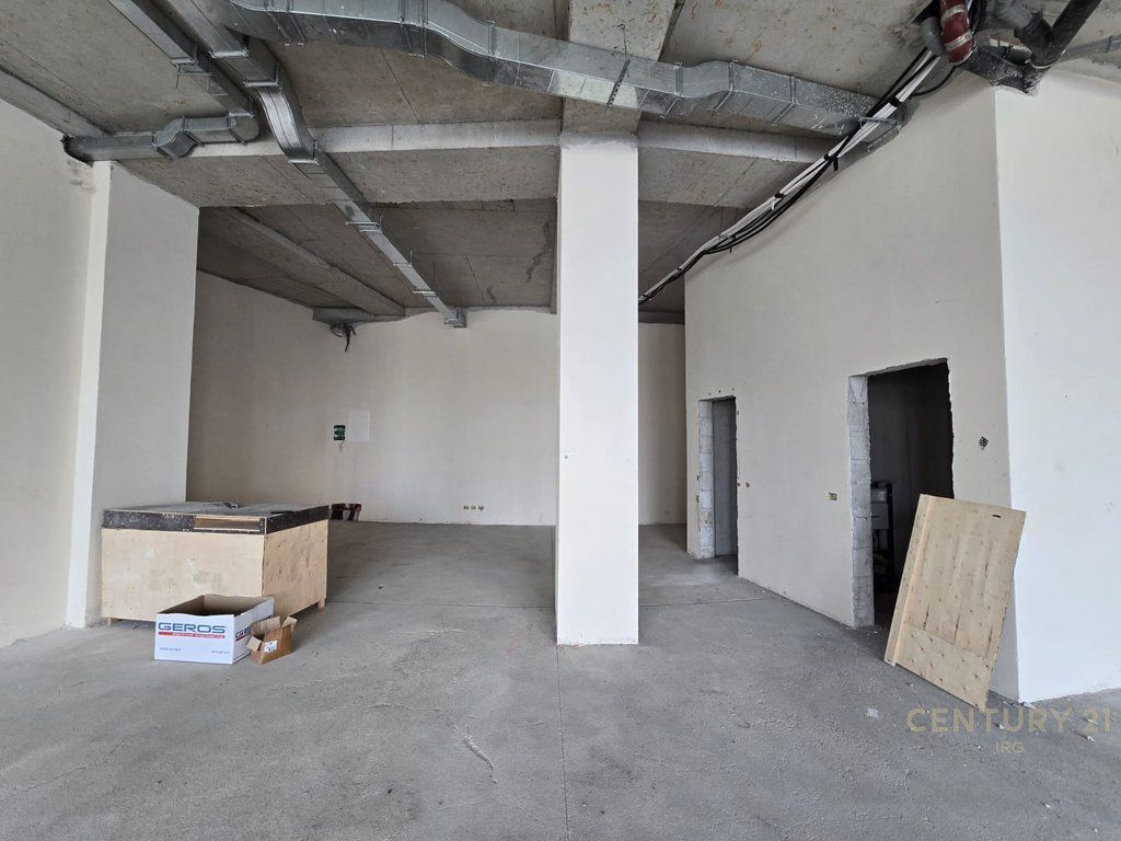 LOCALE COMMERCIALE IN AFFITTO CON 2 POSTI AUTO, PIANO TERRA PRESSO LAKE VIEW !!