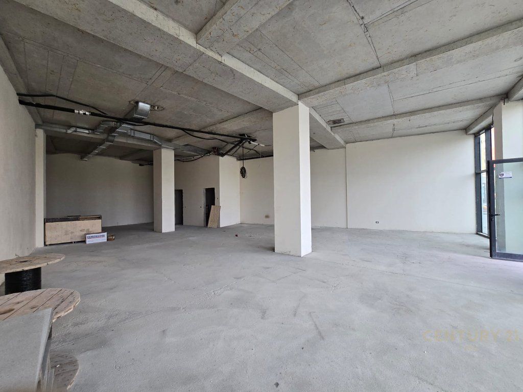 LOCALE COMMERCIALE IN AFFITTO CON 2 POSTI AUTO, PIANO TERRA PRESSO LAKE VIEW !!