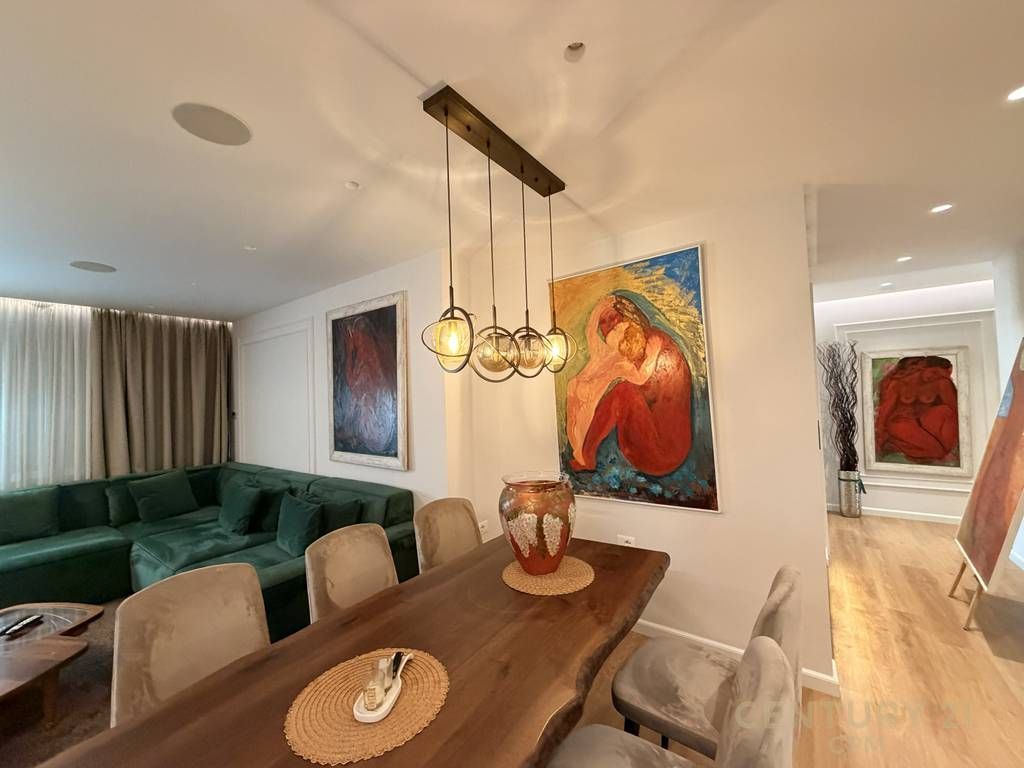 VENDIAMO APPARTAMENTO 3+1+2+2 POSTI AUTO VICINO ALLO STADIO AIR ALBANIA