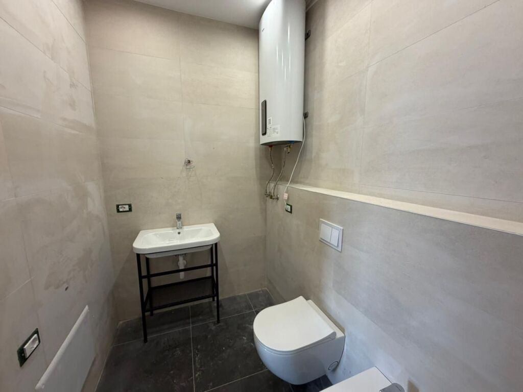 Appartamento 2+1 in affitto presso Komuna e Parisit.