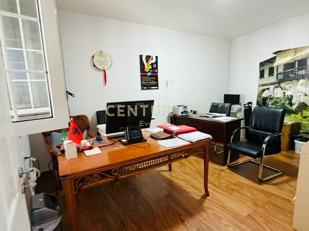 Zyre Me Qira tek Tregu Cam