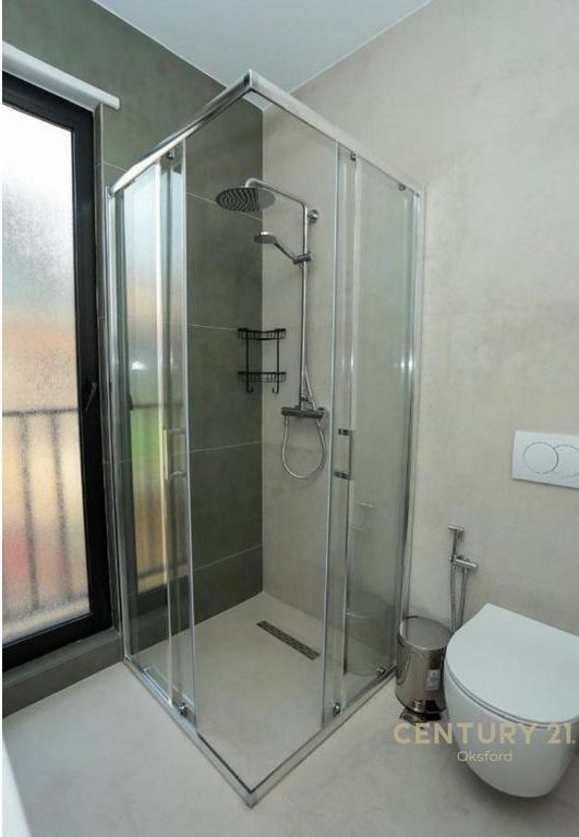 Shitet apartament 1+1 i investuar tek Rruga “Siri Kodra”!  Ofrohet për shitje apartament 1+1 i investuar, i pozicionuar në një zonë shumë të kërkuar dhe lehtësisht të aksesueshme, pranë qendrës së Tiranës.  Detaje të pronës: • Sipërfaqe totale: 69.07 m² • Sipërfaqe neto: 54.95 m² • Kati: 1  Organizimi: Apartamenti organizohet në një korridor shpërndarës, një dhomë gjumi dhe një tualet.  Karakteristika: • I investuar dhe i arreduar, gati për banim ose përdorim të menjëhershëm • Orientim shumë i favorshëm, me ndriçim natyral gjatë gjithë ditës • Vendndodhje strategjike, vetëm rreth 10 minuta nga qendra • Zonë e zhvilluar, pranë të gjitha faciliteteve si markete, shkolla, transport publik dhe shërbime të ndryshme  Ideale për investim, veçanërisht për qira afatshkurtër si Airbnb.  Për më shumë informacion ose për një vizitë në pronë, ju lutem na kontaktoni!