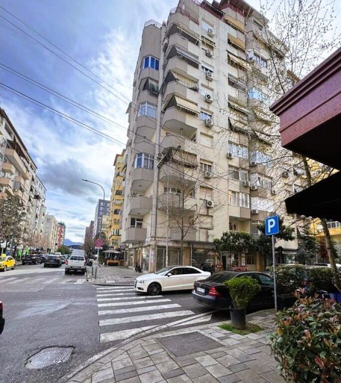 AFFITTO MAGAZZINO ALL'INCROCIO DEL COMUNE DI PARIGI.