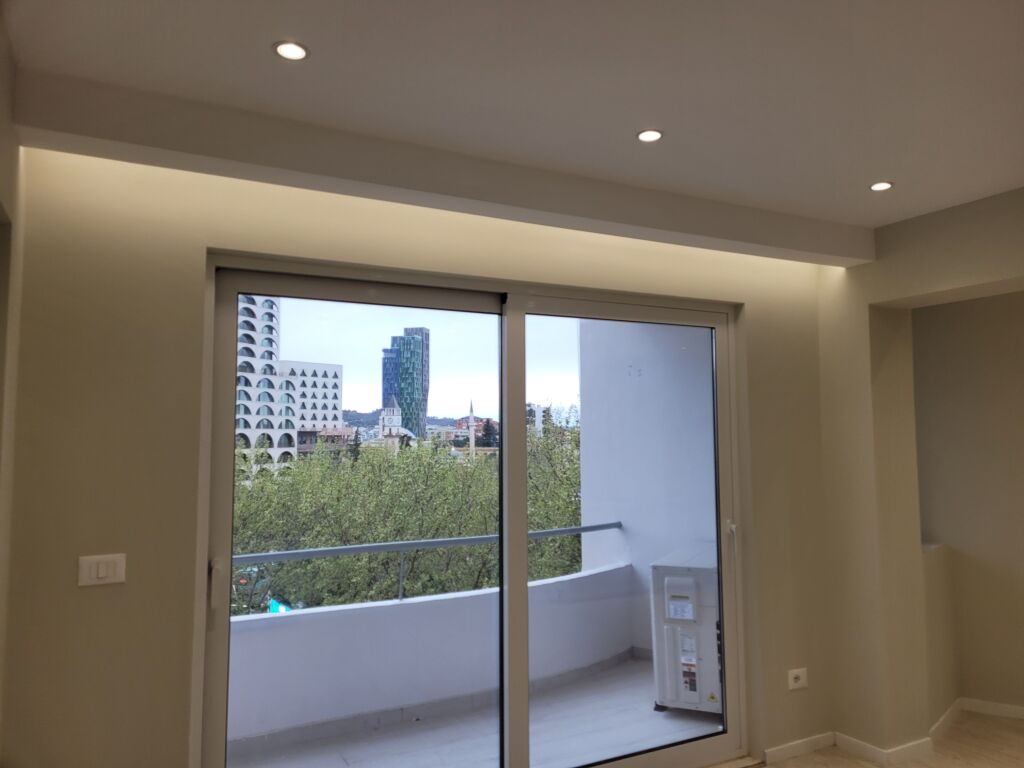 APPARTAMENTO /UFFICIO o residenza 3 più 1 più 3 in Piazza Skenderbej