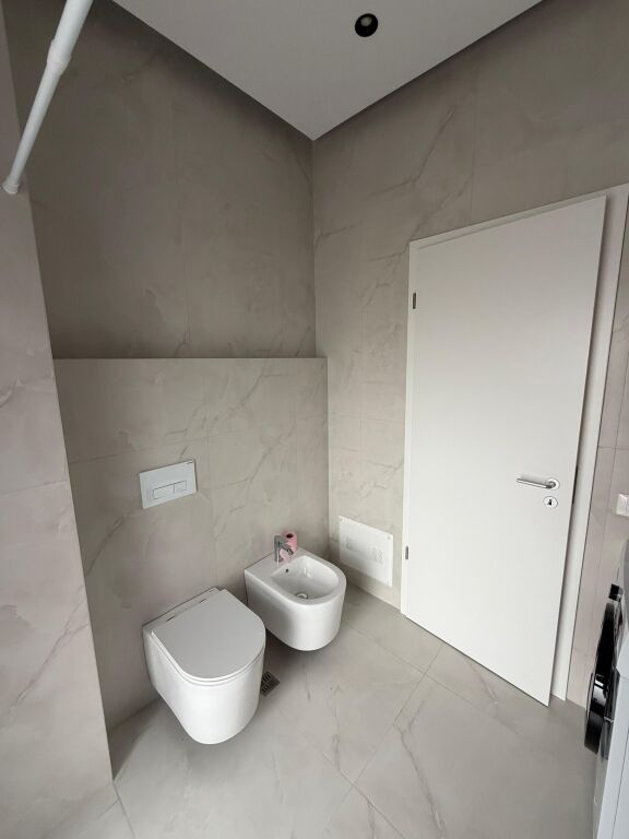 1+1 in affitto – Complesso Kadiu, Ali Demi