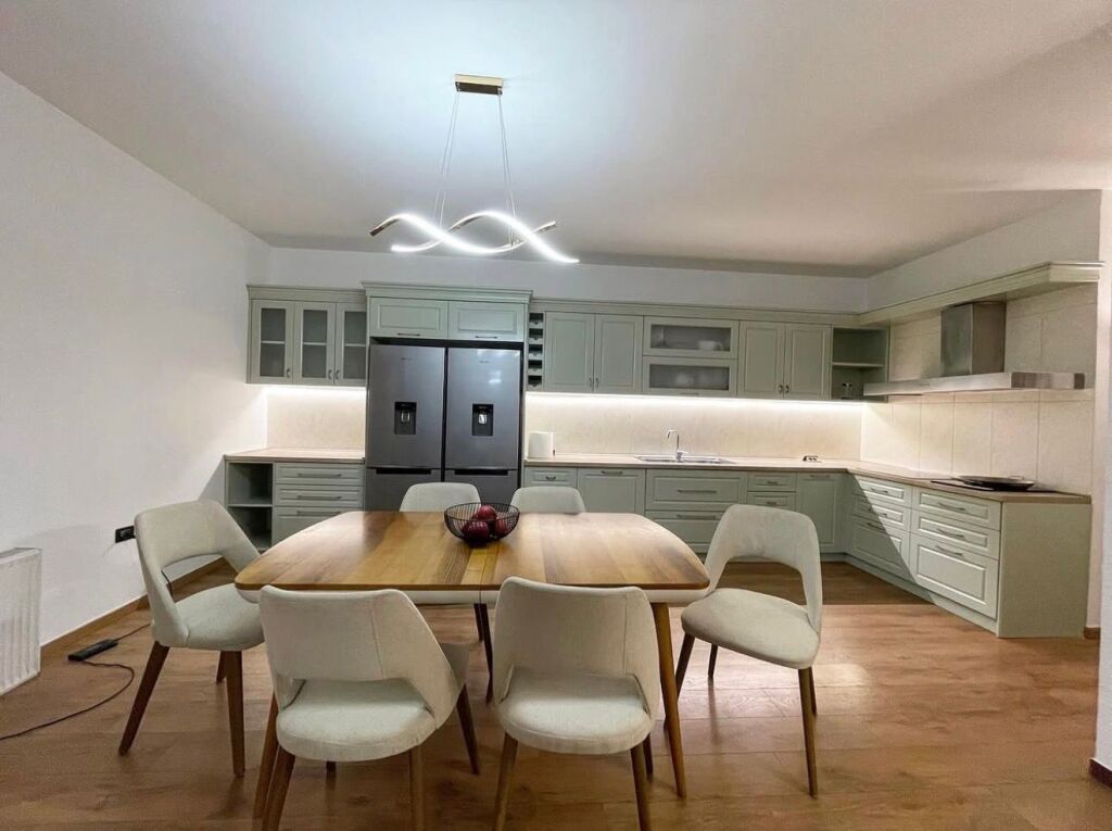 Apartament 3+1+Parking per qira tek Komuna e Parisit.